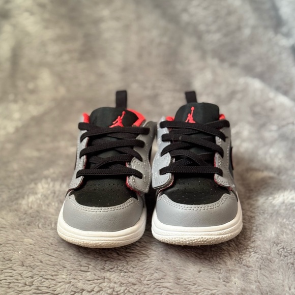 Jordan 1 Low Alt Black/Cement Grey/White/ Fire Red
Size 7C /Baby/Toddler Shoes - Picture 2 of 3